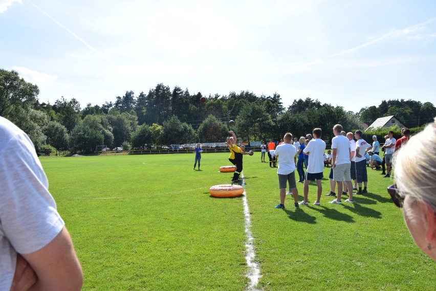 Krzeszowice. W turnieju sołectw ścigali się w plażowych akcesoriach