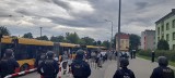 Kibice Legii Warszawa już w Kielcach. Przyjechali specjalnym pociągiem, następnie pod eskortą policji zostali przewiezieni na stadion