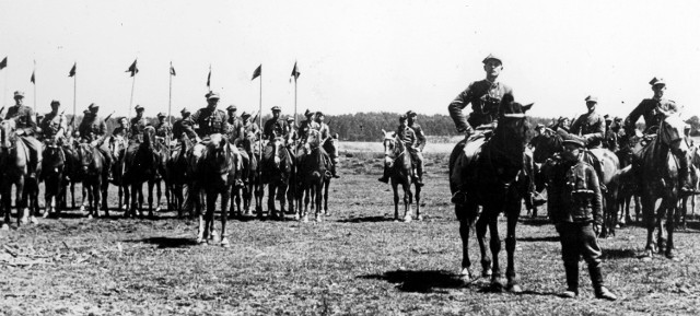 Dziewieniszki. Lipiec 1944 r. Oddział Rozpoznawczy Okręgu Wilno AK przed wyruszeniem do udziału w operacji "Ostra Brama" w ramach akcji "Burza"