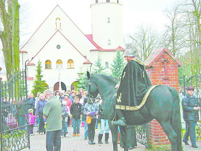 W Kątach Opolskich za św. Marcinem ustawił się korowód dzieci z zapalonymi latarniami.