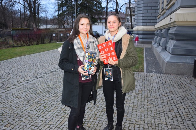 Justyna Steliga i Paulina Włodarczyk, uczennice szkoły podstawowej nr 4 - kwestują w Prudniku po raz trzeci