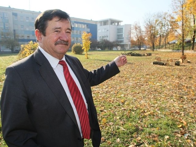 Dyrektor Jan Gierada prezentuje teren przed głównym budynkiem szpitala na Czarnowie, gdzie powstanie nowy oddział.