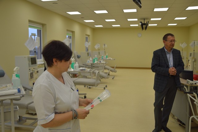 Na pierwszym planie pielęgniarka oddziałowa Centrum Dializ  Joanna Lulkowska, z prawej dr Andrzej Miłkowski