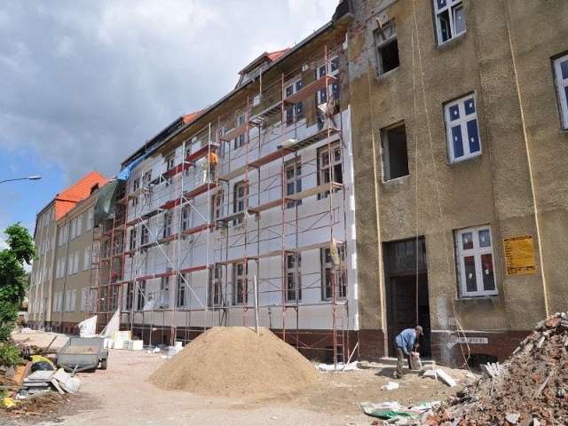 Koszarowiec przy ulicy Myśliwskiej już wkrótce stanie się domem dla kilkudziesięciu rodzin.