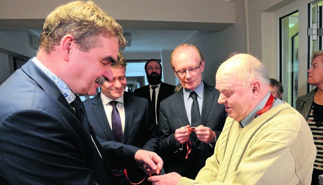 Prezydent Wojciech Lubawski przekazuje klucze Henrykowi Siulczyńskiemu, dyrektor Scelina i senator Słoń czują satysfakcję.