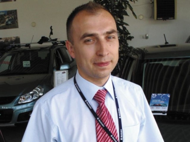 Krzysztof Kalinowski, specjalista ds. sprzedaży samochodów w salonie Suzuki Auto-Kras
