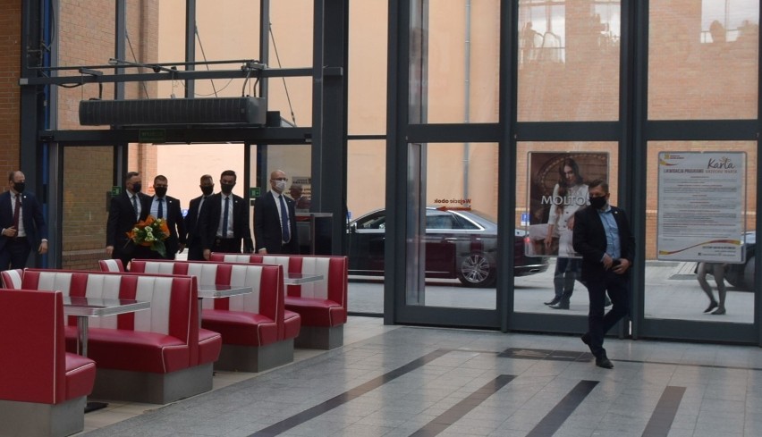 Prezydent Andrzej Duda z wizytą w salonie fryzjerskim w Askanie. Spotkanie trwało około 20 minut. Co tam robił?