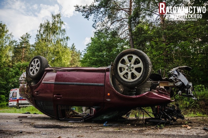 Groźny wypadek na drodze Woszczele - Bałamutowo. Skoda uderzyła w drzewo i dachowała (zdjęcia)