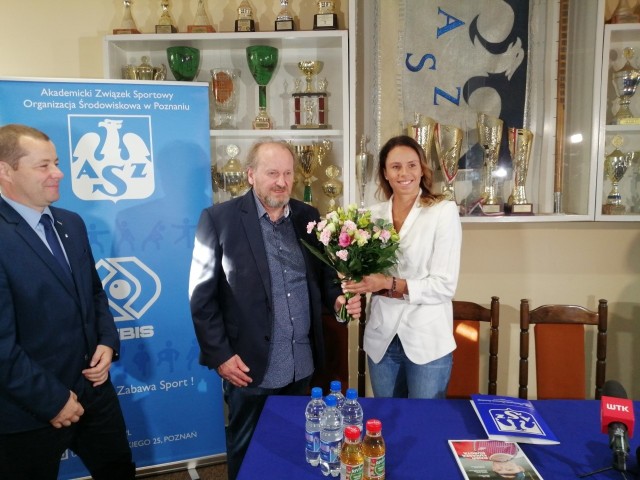 Magda Linette (AZS Poznań) na początku spotkanie otrzymała bukiet kwiatów z rąk prezesa sekcji tenisowej AZS, Jacka Muzolfa