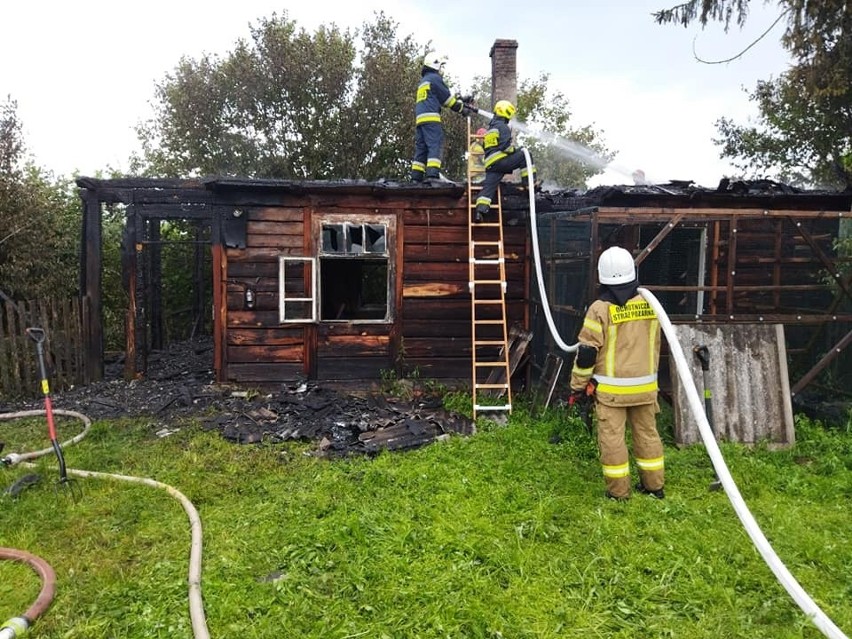 W Wólce Szelężnej strażacy gasili pożar drewnianego domu.