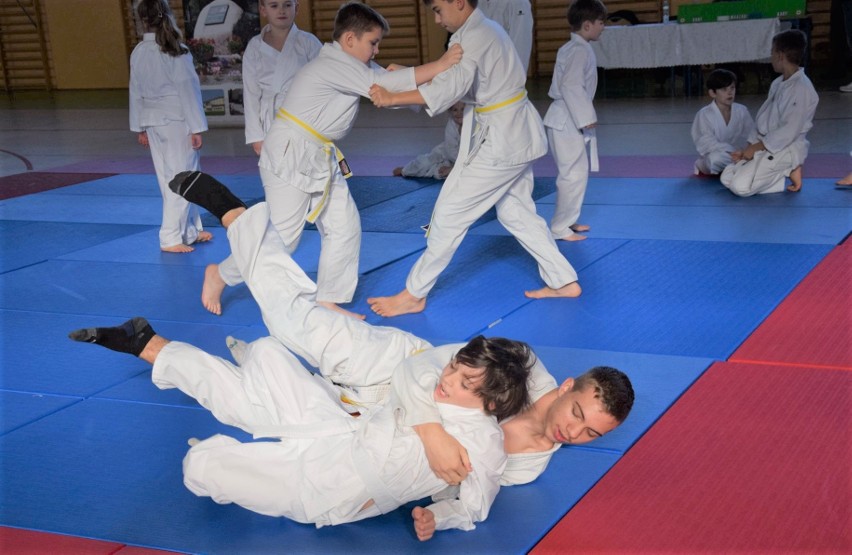 Do zmagań w judo w Gałczewie przystąpiło około 40 zawodników...