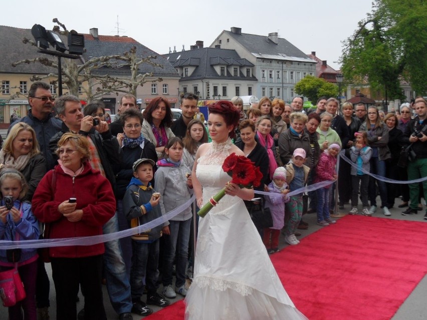 Pokaz mody ślubnej na rynku w Pszczynie [ZDJĘCIA]