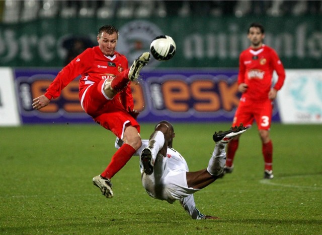 Tomasz Lisowski (w czerwonym stroju) jeszcze w barwach Widzewa w meczu przeciwko Lechii