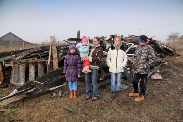 Agnieszka Zadykowicz z dziećmi Magdą (od lewej), Paulinką, Beatką i Krzysiem ze smutkiem patrzą na pogorzelisko, które zostało po ich domu
