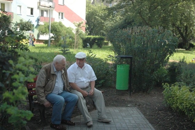 Przyjemnie tak usiąść na ławeczce, wśród zieleni naprzeciwko swego bloku. na zdjęciu Kazimierz Mucha i Jerzy Łoziński.