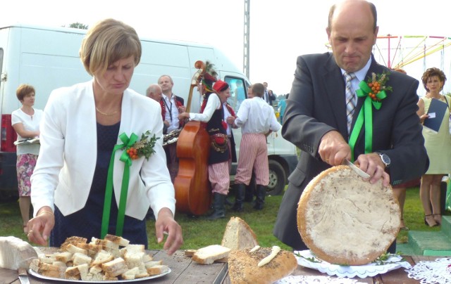 Starostowie - Ewa Mzyk i Waldemar Musiał z werwą pokroili bochny dożynkowego chleba.