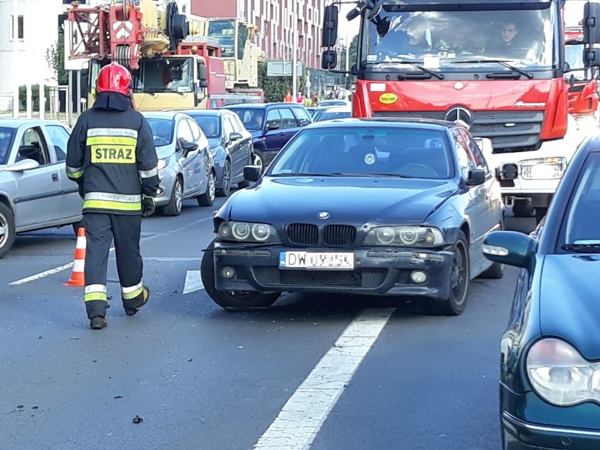 Wrocław: Wypadek na Legnickiej. BMW ze złamanym kołem
