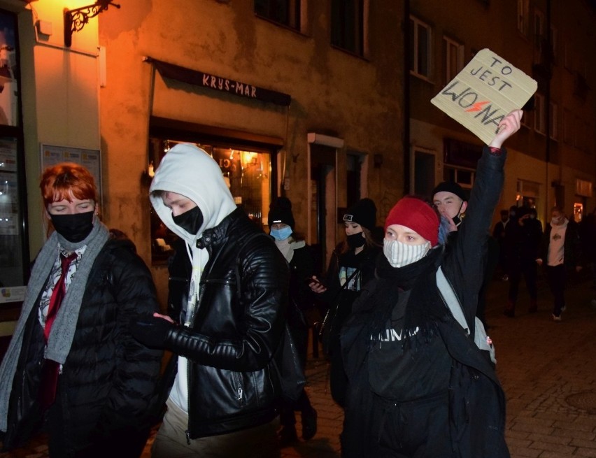 Strajk Kobiet w Inowrocławiu 2021. Protest na inowrocławskim Rynku. Zobaczcie zdjęcia 