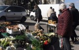 Ceny warzyw i owoców na targowisku Korej w Radomiu w czwartek 10 marca. Piękne winogrona i truskawki z Mołdawii, tanie jabłka i cytryny