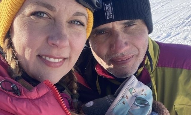 Agnieszka Szura i Valerjan Romanovski podczas wyprawy do Laponii. U dołu widzimy główkę ich syna, Antosia.