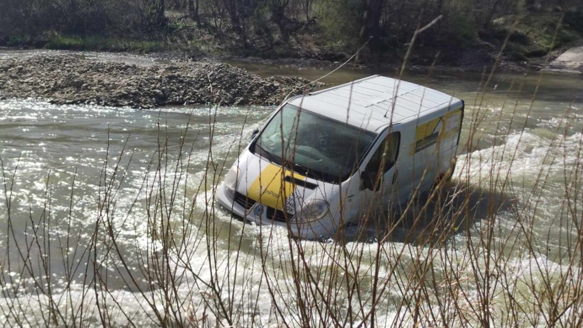 Samochód firmy kurierskiej wpadł do rzeki w Myscowej. Zobaczcie nagranie! [WIDEO]