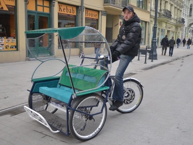 Elektryczną rikszę można rozpędzić po prostej drodze do 45...