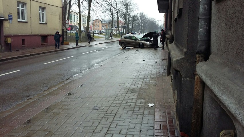 Samochód wjechał w budynek na ul. Kołłątaja w Słupsku. Jedna osoba poszkodowana [zdjęcia, wideo] 