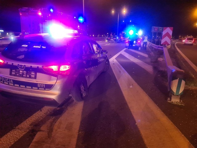 Strażacy z OSP KSRG Kobierzyce poinformowali, że minionej nocy, po zakończeniu działań na drodze w Wilczkowicach, zostali zadysponowani do wypadku samochodowego z udziałem radiowozu Policji na 6 km AOW. W zdarzeniu poszkodowana została jedna osoba.