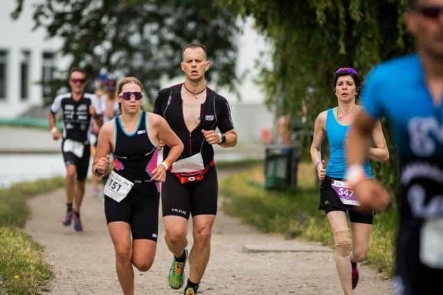 Trwa 8. edycja Enea Triathlon Bydgoszcz. W największej imprezie triathlonowej w Polsce bierze udział blisko 4500 uczestników z całego świata. W sobotę zawodnicy rywalizowali m.in. na dystansie 1/4 (950 m pływania/36 km jazdy rowerem/10,8 km biegu) oraz w Decathlon TRYathlon - dedykowany debiutantom (240 m pływania z nurtem rzeki/19 km jazdy na rowerze/4,25 km biegu). Część pływacka rozgrywana jest na Brdzie, trasa rowerowa przebiega ul. Toruńską oraz Jana Pawła II aż do węzła w Stryszku i z powrotem, z kolei bieg wyznaczono bulwarami wzdłuż rzeki z przebiegiem przez ulicę Mostową. ZOBACZ ZDJĘCIA Z SOBOTY >>>>