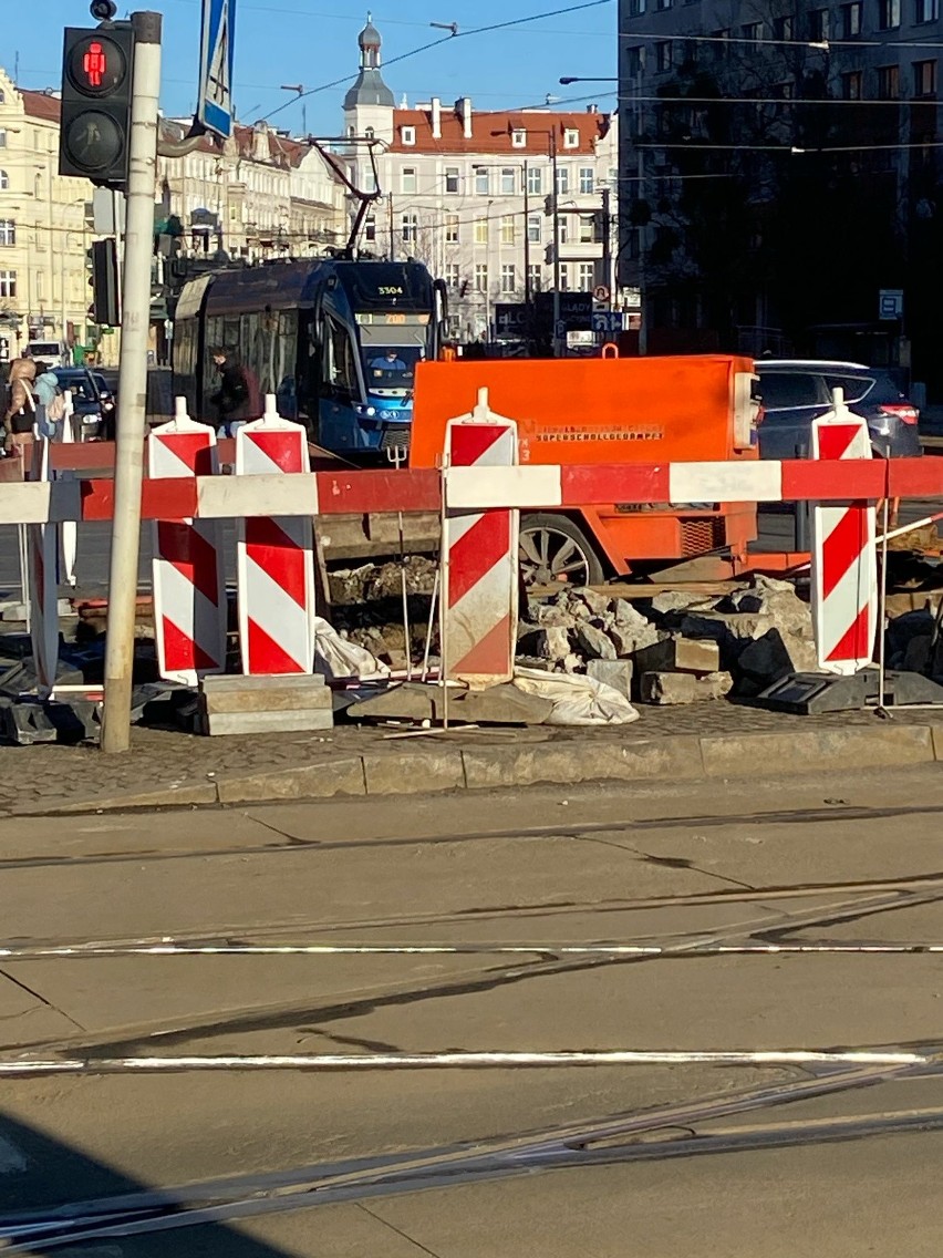 MPK Wrocław kończy wymianę zwrotnicy tramwajowej przy...