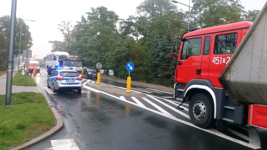 Wypadek na krajowej 39 w Namysłowie. Bus uderzył w ciężarówkę. Trzy osoby trafiły do szpitala