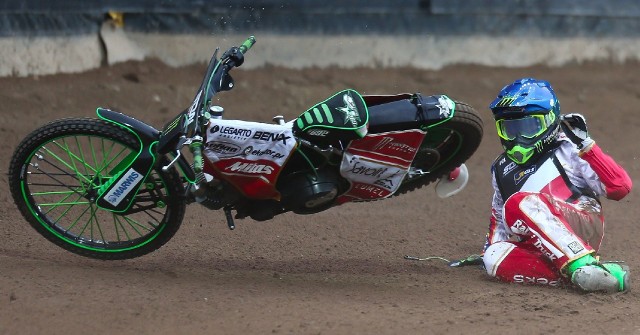 W czterech dotychczas rozegranych finałach Speedway of Nations polscy żużlowcy wywalczyli cztery medale - trzy srebrne i brązowy. W drodze po złoto raz zatrzymała nas taśma, raz Rosjanie, raz Rosjanie i deszcz, a raz upadek. Przypominamy, jak wyglądały finałowe turnieje SoN w latach 2018-2021. >>>>>