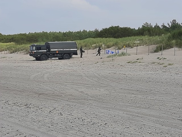 Saperzy z Rozewia zabrali z usteckiej plaży niewybuch. Został zdetonowany na poligonie w Ustce.