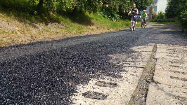 Taki widok na ulicy Cienistej denerwuje mieszkańców, a Jarosław Borecki, szef Zarządu Infrastruktury Miejskiej, twierdzi, że drogowcy działali zgodnie z wytycznymi