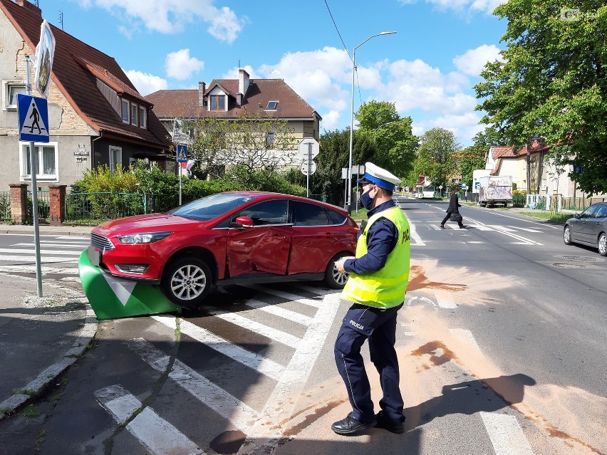 Kolizja na skrzyżowaniu ulic Łukasińskiego i Reduty Ordona w Szczecinie. Na tej krzyżówce często dochodzi do stłuczek   