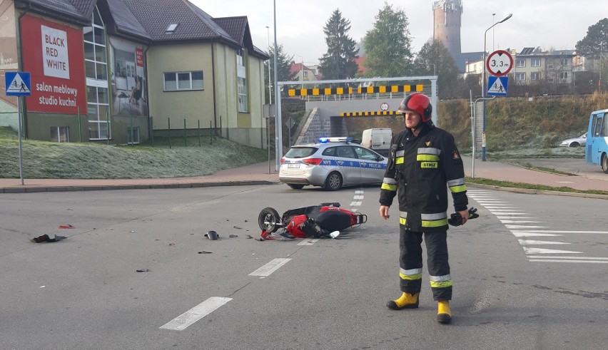 Wypadek na skrzyżowaniu w Miastku. Ranny został motorowerzysta (wideo, zdjęcia)