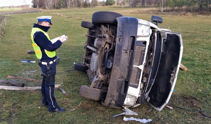 Pędził volkswagenem i dachował.