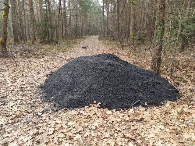 Ktoś podrzucił do lasu gorący asfalt