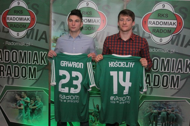 Marcin Gawron (z lewej) i Kamil Kościelny, nowi piłkarze Radomiaka Radom.