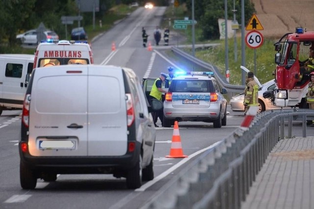 W poniedziałek w Warlubiu zginął 30-latek na motorze. Gdyby tylko kierowca fiata ducato nie zajechał mu drogi... A czy my patrzymy w lusterka przed manewrem? Czy wiemy, że motor hamuje wolniej?