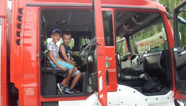 Wsiąść do wielkiego, czerwonego samochodu strażackiego - to jest frajda dla dzieciaków!