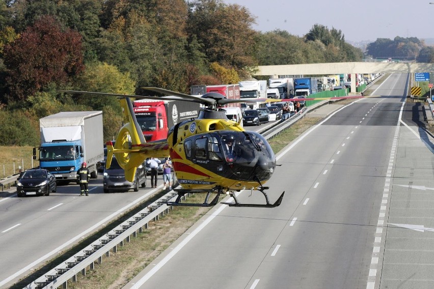 Wypadek motocyklisty na A2 koło Wartkowic. Rannego śmigłowiec LPR zabrał do szpitala