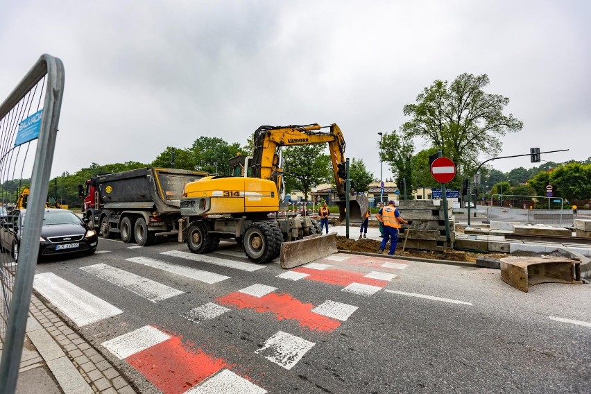 Kraków. Remont torowiska na ul. Ptaszyckiego i al. Jana Pawła II coraz bliżej końca. W wakacje mają tam wrócić tramwaje [ZDJĘCIA]