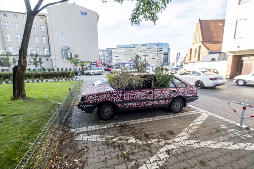 Przy ul. Piekary od lat stał stary porzucony polonez....