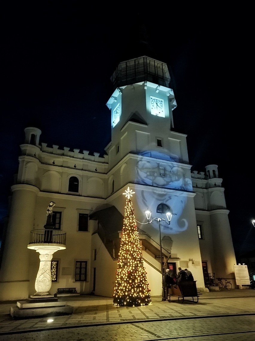 Świąteczne iluminacje na Rynku Wielkim w Szydłowcu.