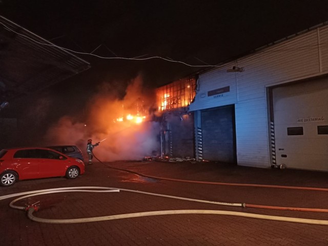 Z pożarem warsztatu samochodowego przy ulicy Elektrycznej walczyło zastępów straży pożarnej i 33 strażaków. 
