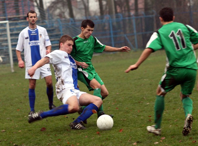 W meczu dwóch czołowych drużyn klasy okręgowej Tłoki Gorzyce pokonały 3:2 Olimpię Pysznica (w zielonych koszulkach).
