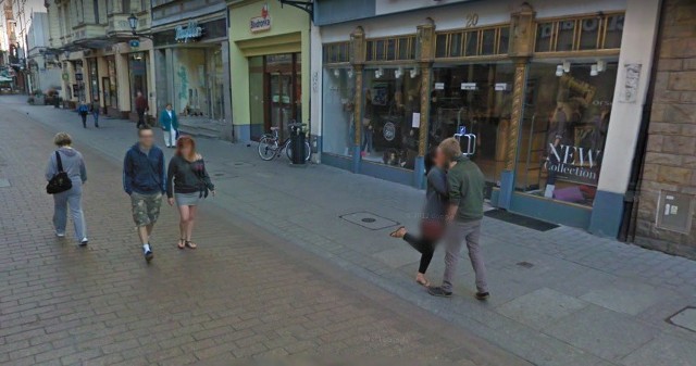 Kamera Google Street View uchwyciła mieszkańców Torunia w różnych, codziennych sytuacjach - podczas spaceru, spotkań na starówce, a nawet... podczas kąpieli w miejskiej fontannie. W Google Street View można znaleźć ujęcia torunian, którzy się całują, robią zakupy czy jadą na rowerze. WIĘCEJ ZDJĘĆ NA KOLEJNYCH STRONACH >>>>>