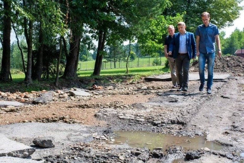 Po powodzi w gminie Myślenice potrzebna jest pomoc, żeby...