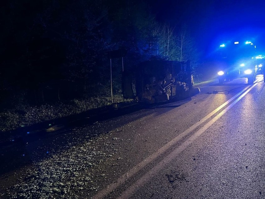 Dramatyczny nocny wypadek na drodze wojewódzkiej 737 między Pionkami a Kozienicami. Z BMW niewiele zostało. Zobacz zdjęcia